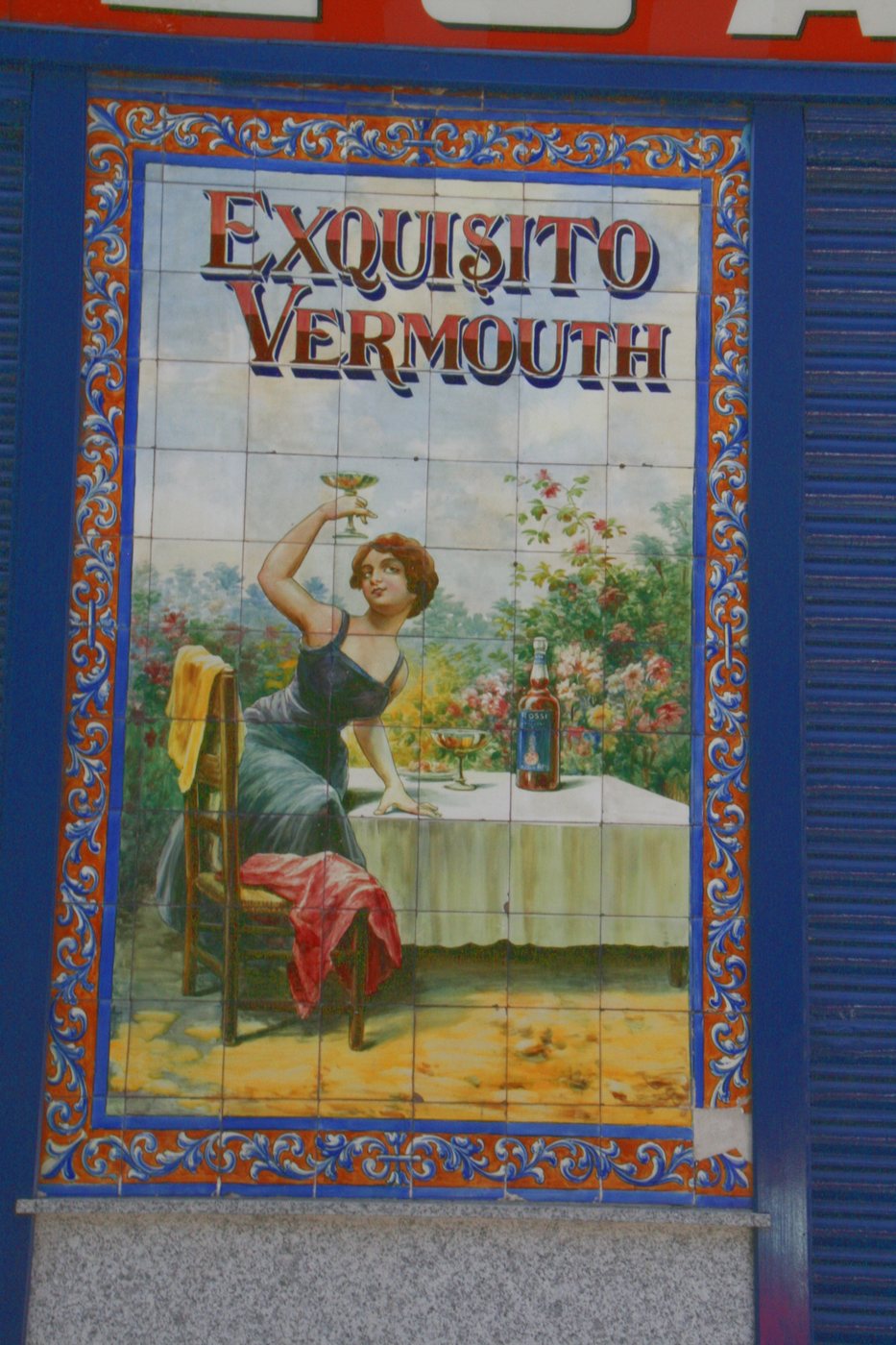 Exquisito Vermouth tile mural on the facade of Bodegas Rosell in Madrid